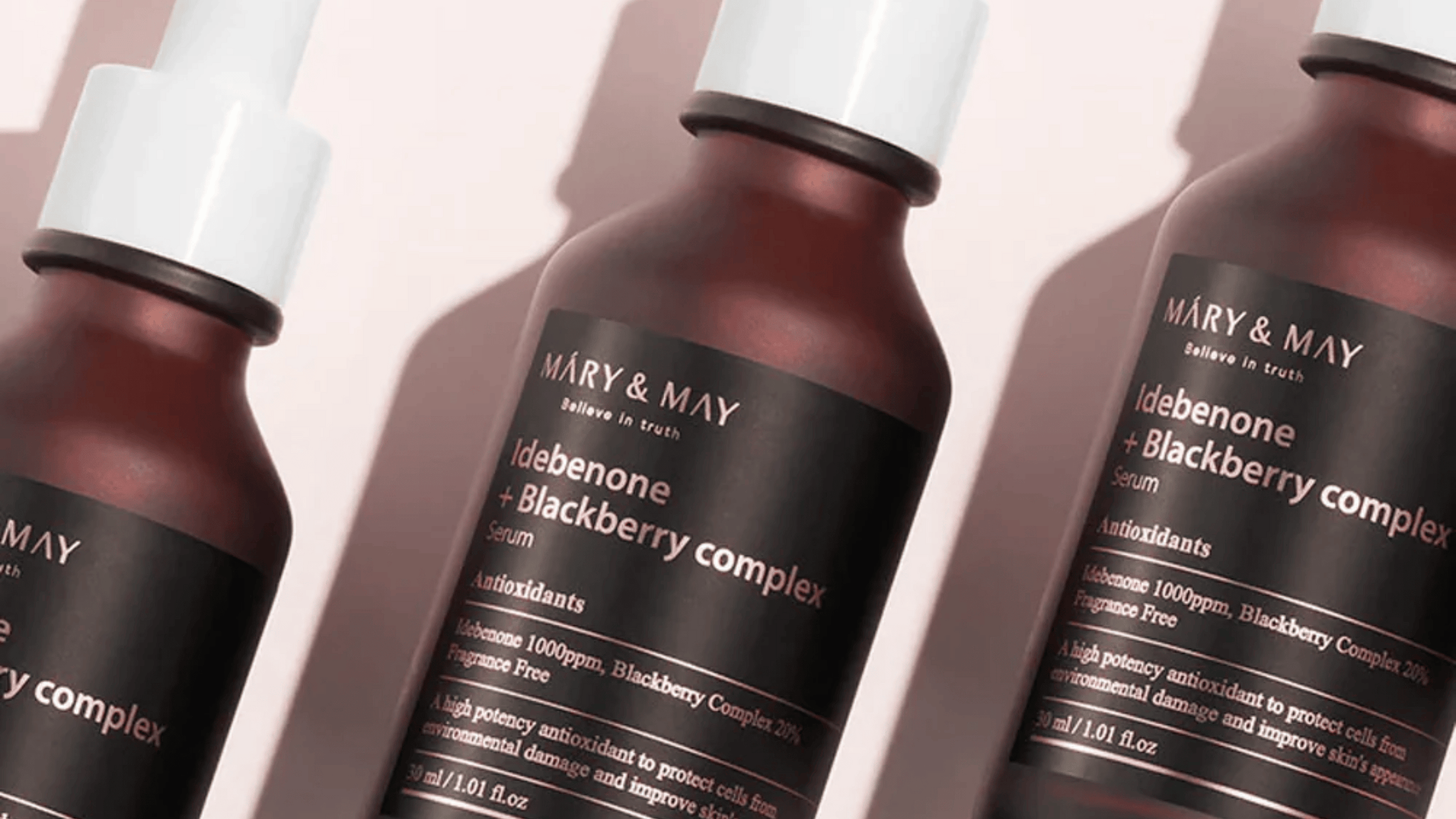 Mary & May Idebenone + Blackberry Complex Serum skyddar huden mot miljöskador med kraftfulla antioxidanter. Innehåller idebenone och björnbärskomplex som förbättrar hudens spänst och lyster. Fri från syntetiska dofter, perfekt för en återupplivad hy.