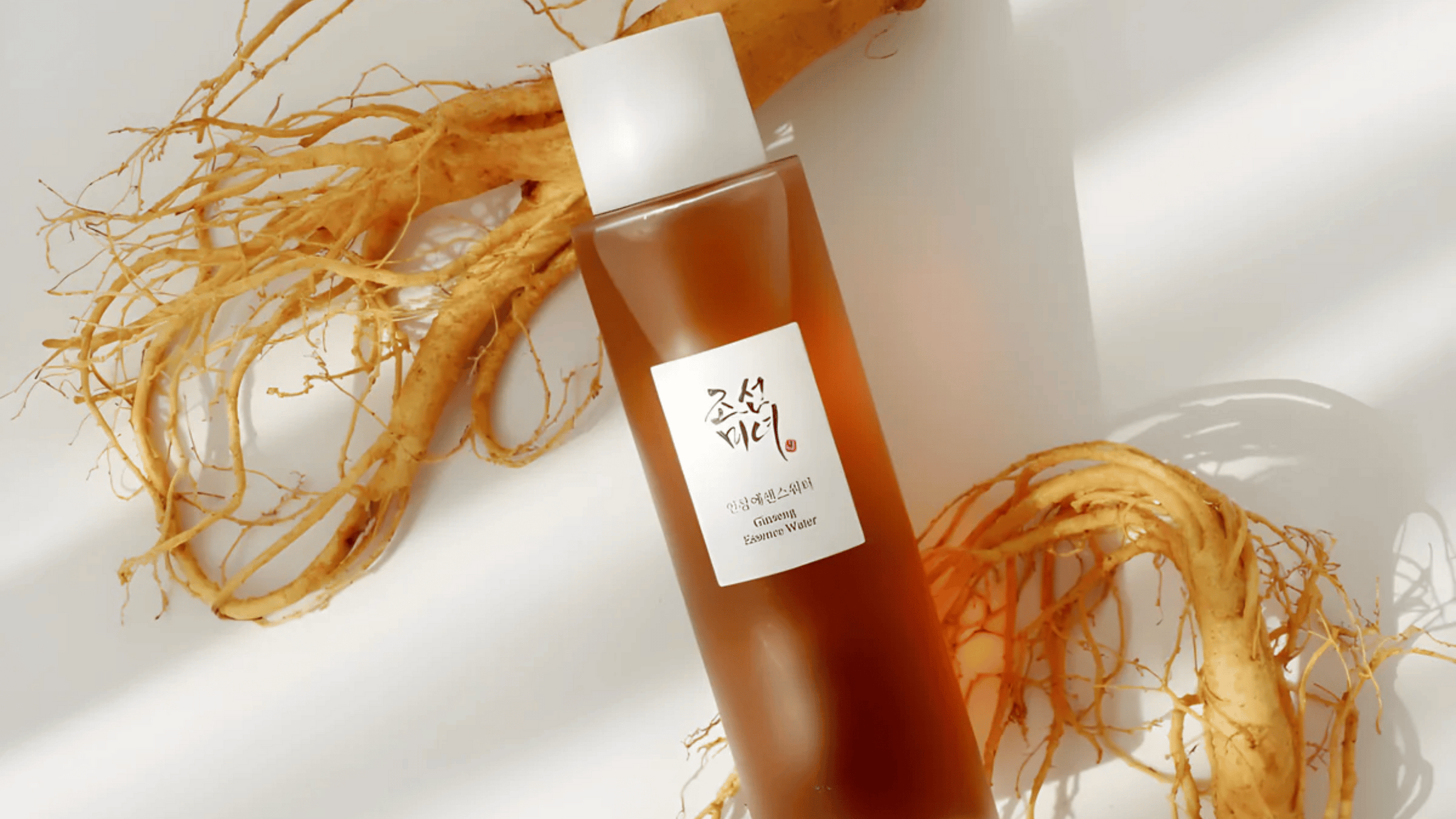 Beauty of Joseon Ginseng Essence Water är en närande toner berikad med ginsengextrakt. Den återfuktar, jämnar ut hudtonen och ger lyster samtidigt som den stärker hudens barriär. Perfekt för daglig användning för att förbättra hudens hälsa och vitalitet.