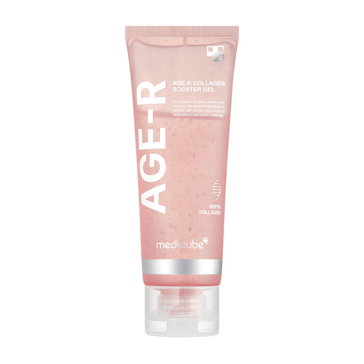 Förpackning av Medicube Age-R Collagen Booster Gel visas i en rosa tub. Produkten innehåller Hepta Collagen och är designad för att förbättra hudens elasticitet och återfuktning, med ett fokus på att ge synliga resultat.