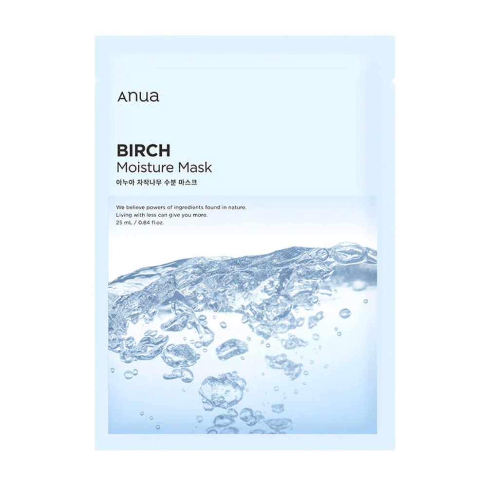 Bilden visar en designad produktförpackning för "Anua Birch Moisture Mask". Det är en ren och minimalistisk design i ljusblått med en bild av vattenbubblor. Texten inkluderar både engelska och koreanska, och framhäver att produkten innehåller naturliga ingredienser och att "mindre är mer" när det kommer till levnadssätt.