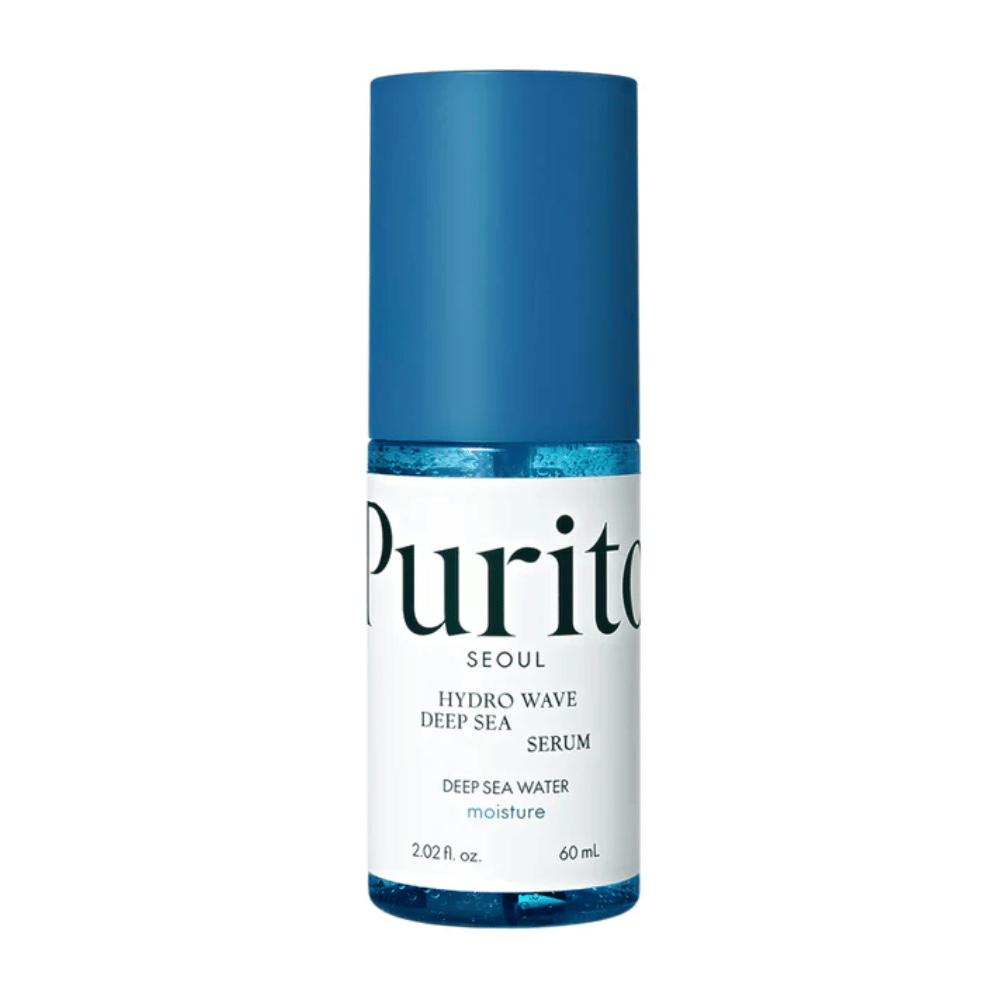 En produktbild av Purito Hydro Wave Deep Sea Serum. Flaskan är transparent med en blå kork och innehåller ett djupblått serum. Texten på etiketten anger att produkten är 60 ml och att den erbjuder fuktgivande egenskaper med djuphavsvatten. Designen är ren och modern.