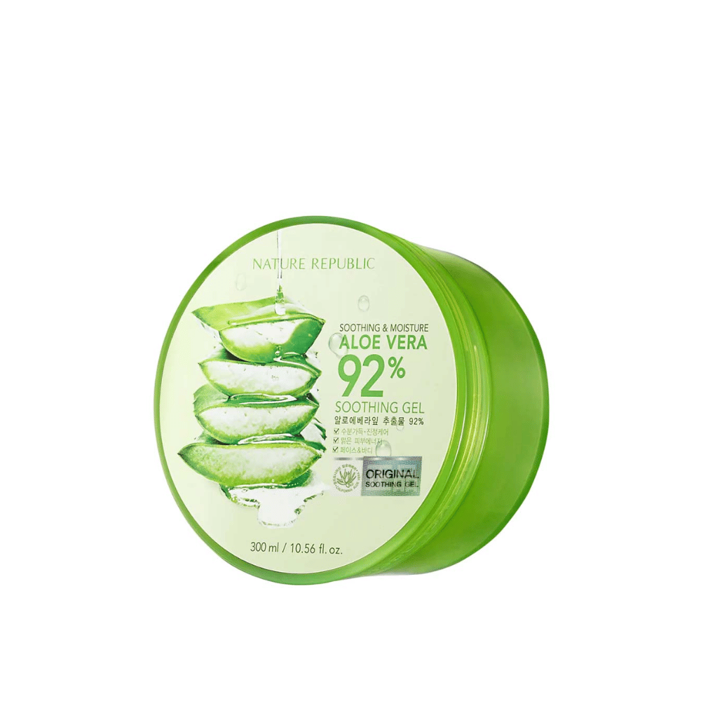En grön rund burk med Nature Republic Aloe Vera 92% Soothing Gel. Förpackningen visar en bild av aloe vera-blad och text som beskriver produktens lugnande och fuktgivande egenskaper. Innehållet är 300 ml (10.56 fl. oz).