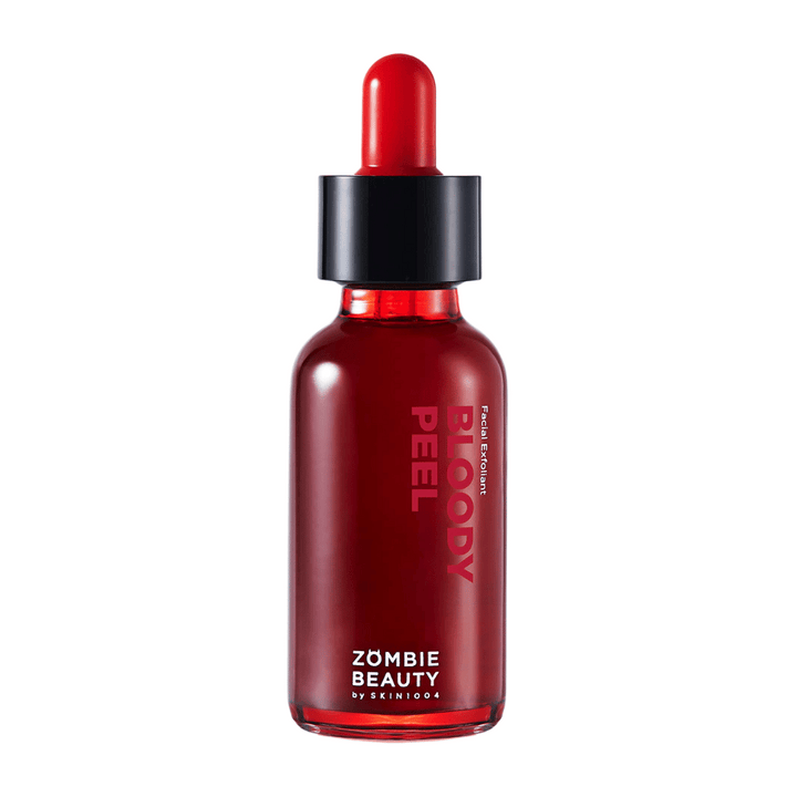 En röd glasflaska med Zombie Beauty Bloody Peel. Flaskan har en svart pipettkork med en röd topp och texten "Bloody Peel" i vertikal röd skrift på sidan. Varumärket "Zombie Beauty by SKIN1004" är tryckt i vitt längst ner på flaskan. Bakgrunden är vit.